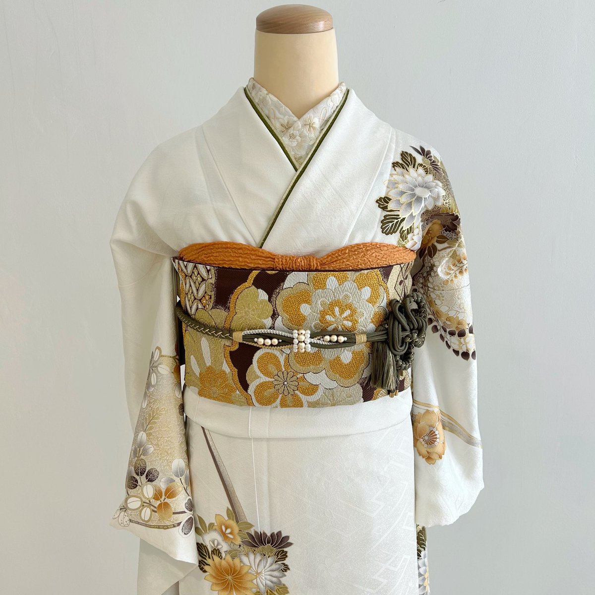 20lab_sendai's tweet photo. ----𝙁𝙪𝙧𝙞𝙨𝙤𝙙𝙚 𝘾𝙤𝙡𝙡𝙚𝙘𝙩𝙞𝙤𝙣----

上品なブラウンカ���ーの花柄のお振袖に
お振袖の柄に合わせてブラウンの帯で豪華に𓂃𓈒𓏸
オレンジの帯揚げが映えます🍊

#20lab #ハタチラボ #成人式 #前撮り #振袖 https://t.co/xA4eaHsYhi