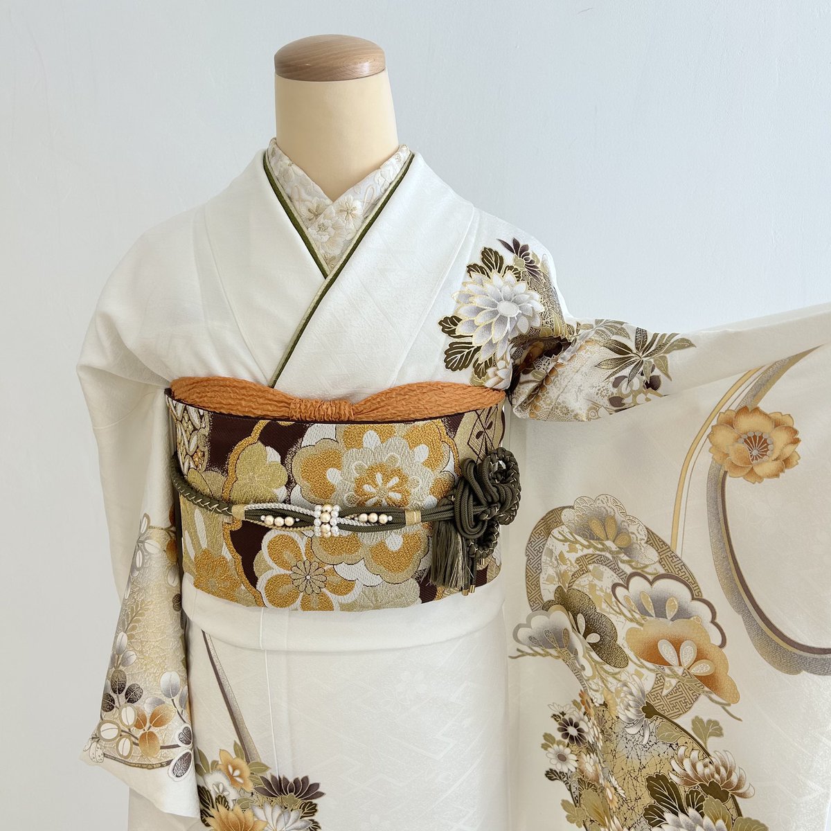20lab_sendai's tweet photo. ----𝙁𝙪𝙧𝙞𝙨𝙤𝙙𝙚 𝘾𝙤𝙡𝙡𝙚𝙘𝙩𝙞𝙤𝙣----

上品なブラウンカ���ーの花柄のお振袖に
お振袖の柄に合わせてブラウンの帯で豪華に𓂃𓈒𓏸
オレンジの帯揚げが映えます🍊

#20lab #ハタチラボ #成人式 #前撮り #振袖 https://t.co/xA4eaHsYhi