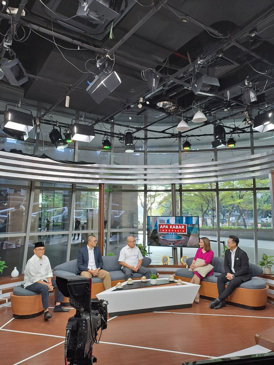 XTofaXTofa's tweet photo. Baru selesai nongkrong di @tvOneNews ngobrolin Amicus Curiae yang lagi anget. https://t.co/EnU37f3bS7