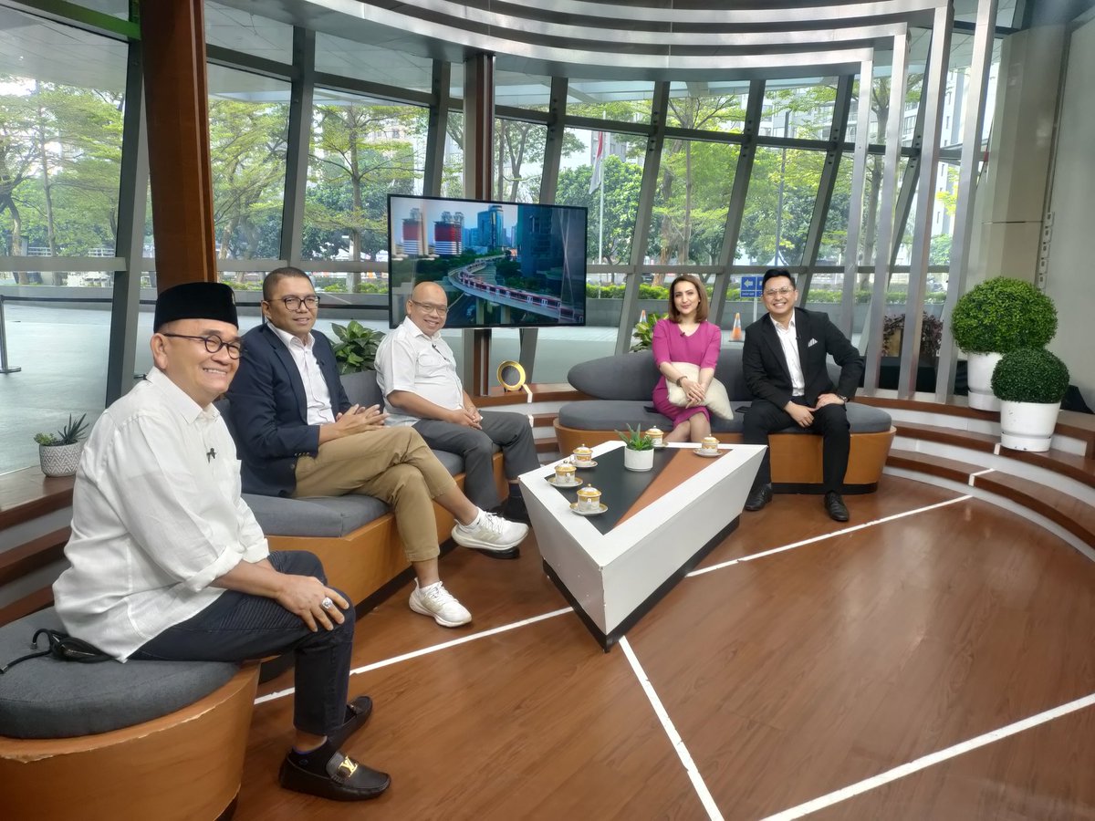 XTofaXTofa's tweet photo. Baru selesai nongkrong di @tvOneNews ngobrolin Amicus Curiae yang lagi anget. https://t.co/EnU37f3bS7