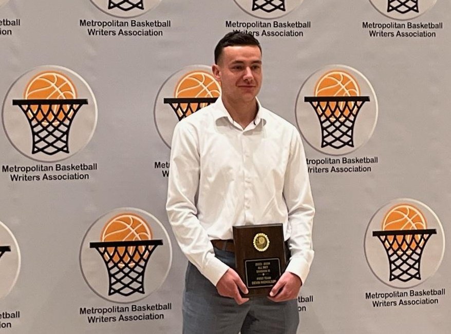 Congratulations to Devin Nicholson on being named a Met Basketball Writers Association First Team Regional All-Star! Devin received his award tonight at the Met Basketball Writers Annual Dinner. @BaruchBearcatAD @CUNYAC #D3Hoops