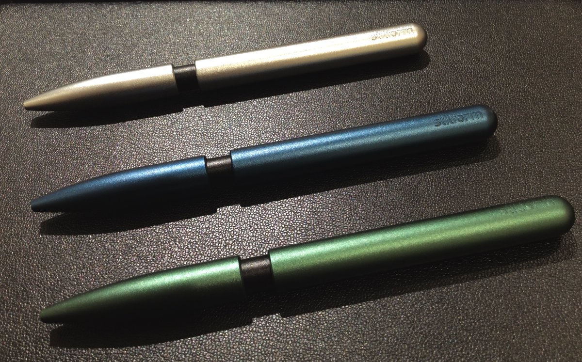 Itoya_Narita's tweet photo. スッとしたシンプルなデザインが素敵な
#stilform のボールペンが入荷しました！

キャップ式でもノック式でもない、
マグネット構造によるキャップ開閉で芯が出てくる
ユニークなペンです😉

#スティルフォーム
#伊東屋 #成田空港 #文房具 #stationery https://t.co/nCKmlOF2BN