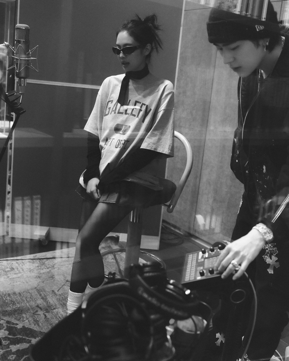 zico_koz's tweet photo. Work-ing

#ZICO #지코 #JENNIE #제니 #SPOT #스팟 https://t.co/JeE2HjfAy7