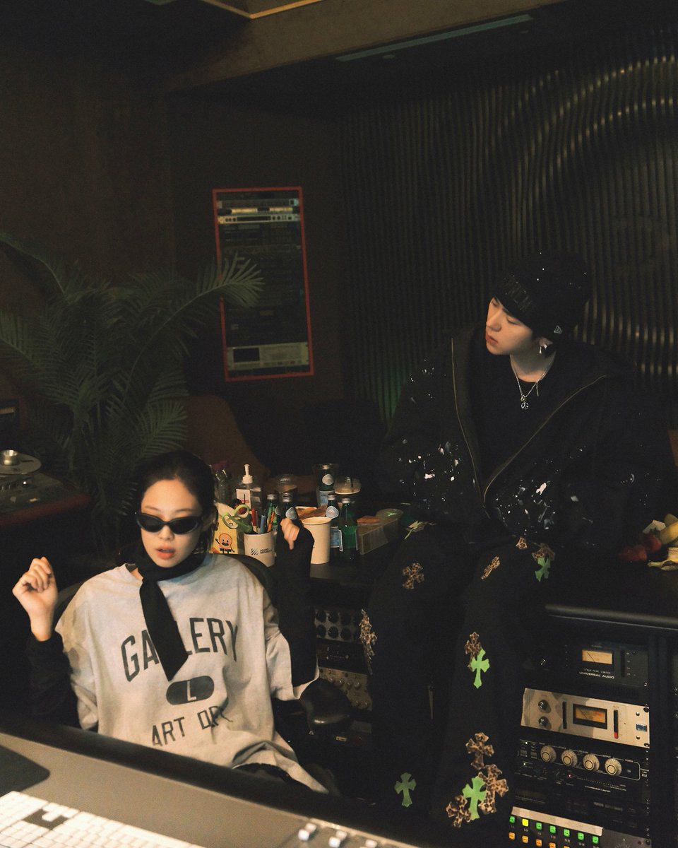 zico_koz's tweet photo. Work-ing

#ZICO #지코 #JENNIE #제니 #SPOT #스팟 https://t.co/JeE2HjfAy7