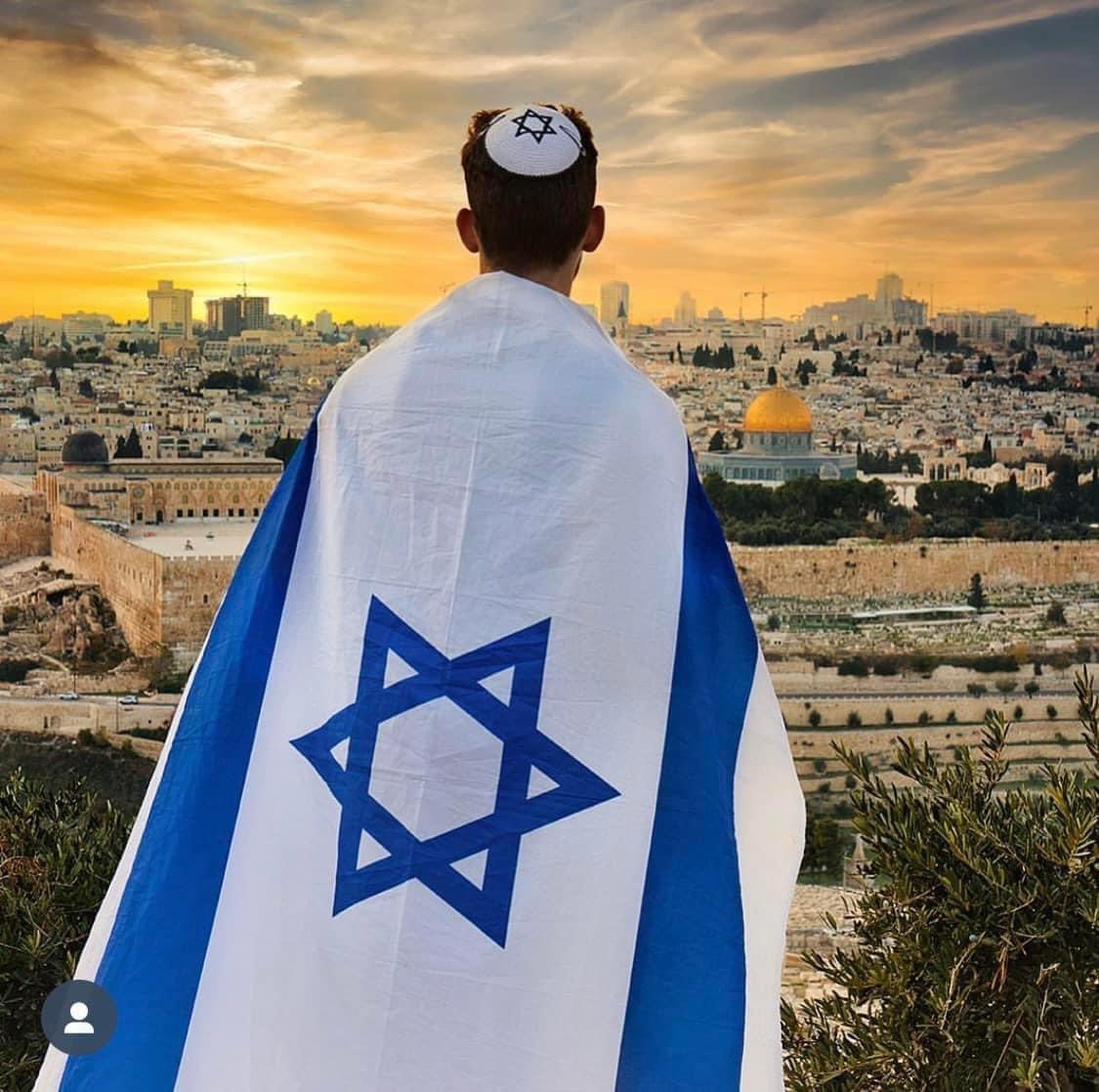 RabinoGarmon's tweet photo. ¿De que país apoyas a Israel 🇮🇱 responde a Irán 🇮🇷 ahora?

Esto incluso un ciego puede ver, un sordo 🧏 puede escuchar 👂 lo que esa realidad muda 😶 habla. 

Hoy hace 2496 un tipo llamado Haman del gobierno persa, sacó un decreto 📜 de la solución final de matar a todos los Judíos. 
No existía palestina ni ocupación, pero el odio a los Judíos existía. 

926 años antes, el rey de Egipto 🇪🇬 Faraón decretaba a matar a los Judíos. 
Tampoco existía el sionismo, pero el odio a los Judíos, si. 

812 años después el Rey de babilonia exilio a los Judíos de Israel y asesino una gran parte de ellos. 
Tampoco existía…

656 años después los romanos hicieron lo mismo y 65 años después Adriano mató más de medio millón de Judíos en Israel y no por el motivo de 1948. 

1159 años después expulsan a los Judíos de Inglaterra, 1259 años después en Francia y 1357 años después en España 🇪🇸 expulsan a los Judíos de España, 156 años después en Polonia y Ucrania y así la época medieval está llena de odio a los Judíos. 
Tampoco por 1948. 

279 años después, los árabes en Hebron asesinan a sus vecinos Judíos y no por culpa de 1948. 

291 años después los Natzis sacan la misma solución final (que escribí al principio) en contra de los judíos en todo el mundo. 
Tampoco por la “ocupación” de 1948. 

Ahora Irán 🇮🇷 quiere ser parte de esa lista, ¡no va hacer diferente! 

Y todo eso es un resumen muy pequeño, del odio muy grande a un pueblo tan chiquito, por los imperios más fuertes. 
Pero todos ellos ya no están, y ese pueblo pequeño sigue existiendo y aportando a todo el mundo para el bien de todos. 

Tienes la opción de amar y bendecir, o odia y maldecir, 
¡Es tu decisión!

Pero si piensas que el odio a Israel, es por territorios, vaya a estudiar la historia otra vez. 

22 países para los Árabes (y 56 para los musulmanes) 99.6% del Medio Oriente es POCO. 
Pero un país (0.4% del Medio Oriente) para los Judíos es DEMASIADO??

📸 Noam Chen - Photographer | נועם חן - צלם