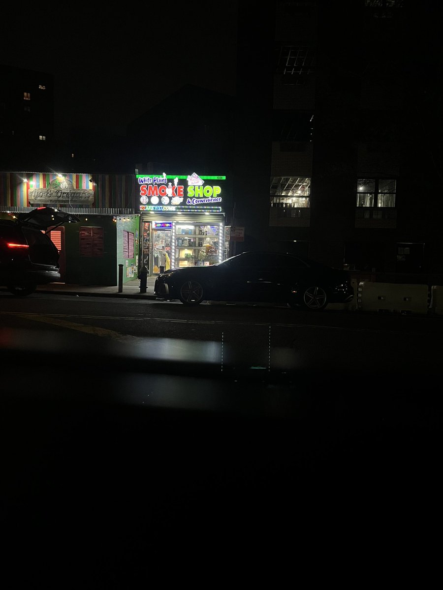 EdthatguyPerez's tweet photo. @JZforNY smoke shop registered as convenience store. https://t.co/W28AynhOR7