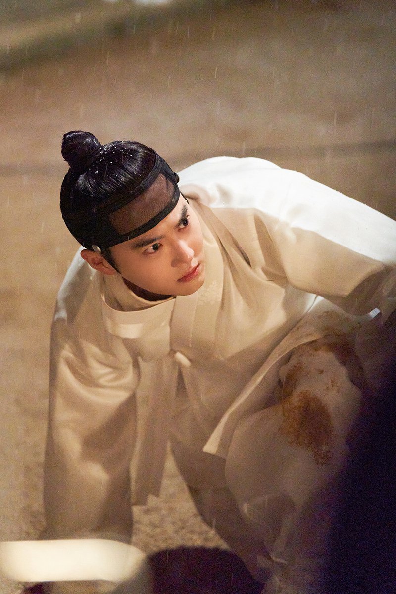 weareoneEXO's tweet photo. '세자가 사라졌다' 수호, 강추위 촬영장 속 뜨거운 연기 열정 '눈길'
끊임없는 연구와 세심한 소통으로 '수호 표 왕세자' 구축!
몰아치는 전개에 중심 단단히 잡는 활약! 앞으로도 기대 UP

https://t.co/B8GiszGbMy

#SUHO #수호
#EXO #엑소 #weareoneEXO
#세자가사라졌다 https://t.co/h3dOcVVYQi