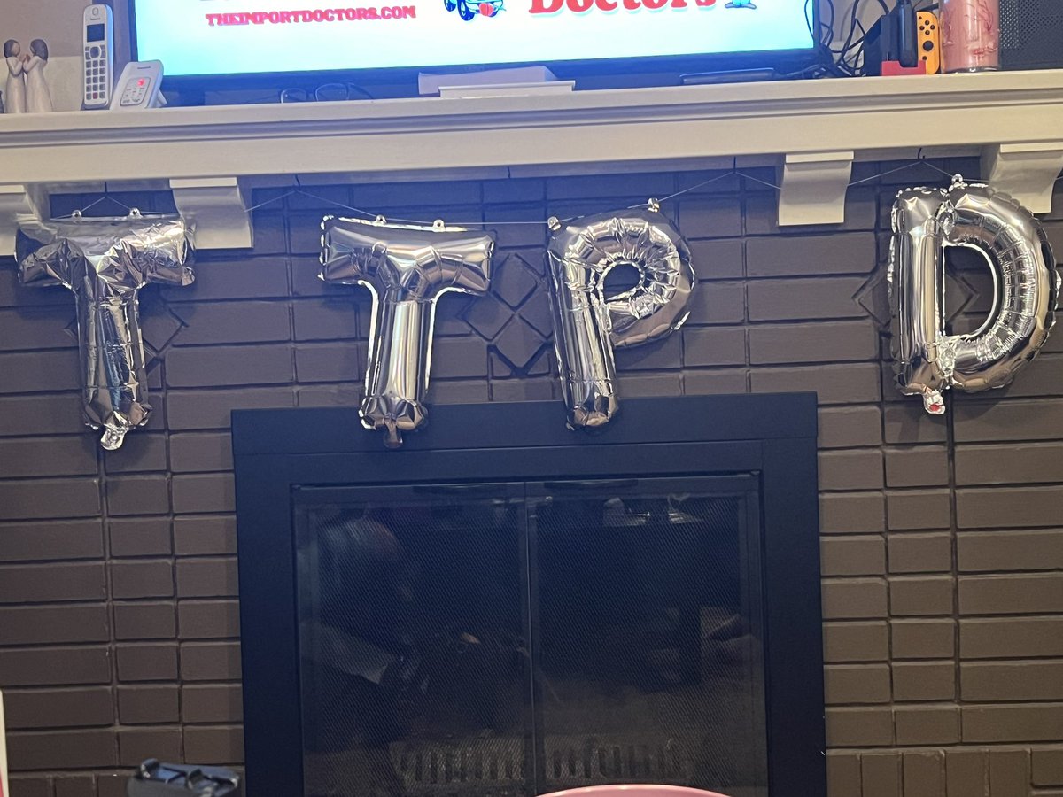 kenzzzz10's tweet photo. @taylornation13 decorated just a little and made cups! We’re ready! #TTPD #TaylorSwift https://t.co/jnHrvuNxxV
