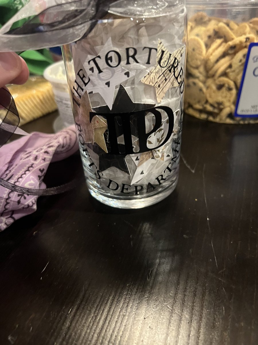 kenzzzz10's tweet photo. @taylornation13 decorated just a little and made cups! We’re ready! #TTPD #TaylorSwift https://t.co/jnHrvuNxxV