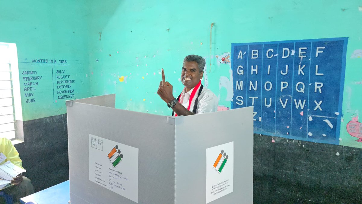 The AIADMK candidate for the #Vellore constituency, Pasupathy, cast his vote in his hometown of Vaniyambadi. @xpresstn #ElectionWithTNIE #Elections2024