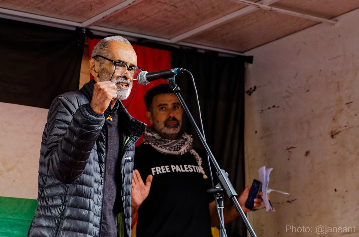 Gary Foley speaks of his solidarity with Palestinians at #CeasefireNOW while @iamthenas watches on, Naarm (Melbourne).
#GazaGenocide #FreePalestine #auspol #springst