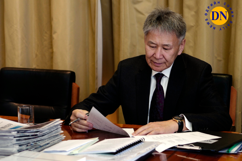 MongolynAltMAK's tweet photo. Б.Нямтайшир: Баялгийн сангийн хуулийн төслийг бүхэлд нь дэмжиж байгаа ч анхаарах зүйлс нэлээд байна.

⁉️Анхаарах зүйлс:

 📌Уул уурхайн төсийн хөрөнгө оруулагч тал олон байх тусам шийдвэр гаргалт удаан, нэгдсэн бодлогогүй байх эрсдэл үүснэ. Ийм нөхцөлд хөрөнгө оруулалт татаж, санхүүжилт босгох боломжгүй.

 📌Гаднынханд стратегийнхаа ордын хувьцааг шууд болон дам байдлаар алдчих вий гэдгийг сайтар бодож, зохицуулах ёстой. Хэзээ нэгэн цагт “Стратегийн ордын тухай” гэсэн сонсгол бүү болоосой.

📌 “Хөгжлийн банкны”, “Нүүрсний” гэх сонсголын үеэр төрийн албан хаагчид, бизнес эрхэлж байгаа аятай маш их хөрөнгөжсөнийг бүх ард түмнээрээ л харсан. Хуулийн төсөлд тусгагдсан хувьцаагаар дамжаад мөнгө угаах хэлбэр рүү шилжчих вий.

📌 Баялгийн санд, Төсвийн тогтворжилтын сан, Орон нутгийн хөгжлийн санд хуваарилаад үлдсэн хэсгийн 65 хувийг л төвлөрүүлнэ гэж байна. Энэ бол өчүүхэн хуваарилалт. Ихэнх нь төсвийн алдагдлыг нөхөхөд зарцуулагдахаар байна

✅Шийдэл: 

💡 Миний хувьд АМНАТ нь Ирээдүйн өв санд 100 хувь төвлөрөх ёстой гэж үздэг. Ингэж байж Сангийн хөрөнгө нийт ард түмний өмч болж, хэзээ ч нөхөгдөхгүй байгалийн баялгийн өгөөж ард иргэд болон ирээдүй хойчид сонгодог утгаараа очно.

💡 Ирээдүйн өв сангийн хяналт, удирдлага нь Монголбанкны хатуу хяналт дор, улс төрөөс хараат бус, шилэн байх ёстой.

💡Ашигт малтмалын тухай хуулийн 5.6-д заасан “стратегийн ач холбогдолтой ордын хувьцааны 10 хувиас доошгүй гэснийг..,” өөрчлөн найруулж “34 хувь болгон нэмэгдүүлэх, ингэхдээ зөвхөн Монгол Улсын иргэнд Монголын хөрөнгийн биржээр дамжуулан эзэмшүүлэхээр шинэчлэн найруулж одоогийн өргөн барьсан хуулиар нэг мөр шийдвэрлэх хэрэгтэй.

Ярилцлагыг бүтнээр нь унших>>> https://t.co/rp0fwPJtSU