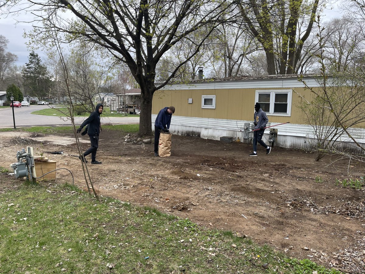 Outstanding! Our Elite Eight men's basketball team & staff had 15 members put in a combined 30 hours of community service work today volunteering to help those in need cleaning up at the Big Rapids mobile home court! @FerrisMBBALL