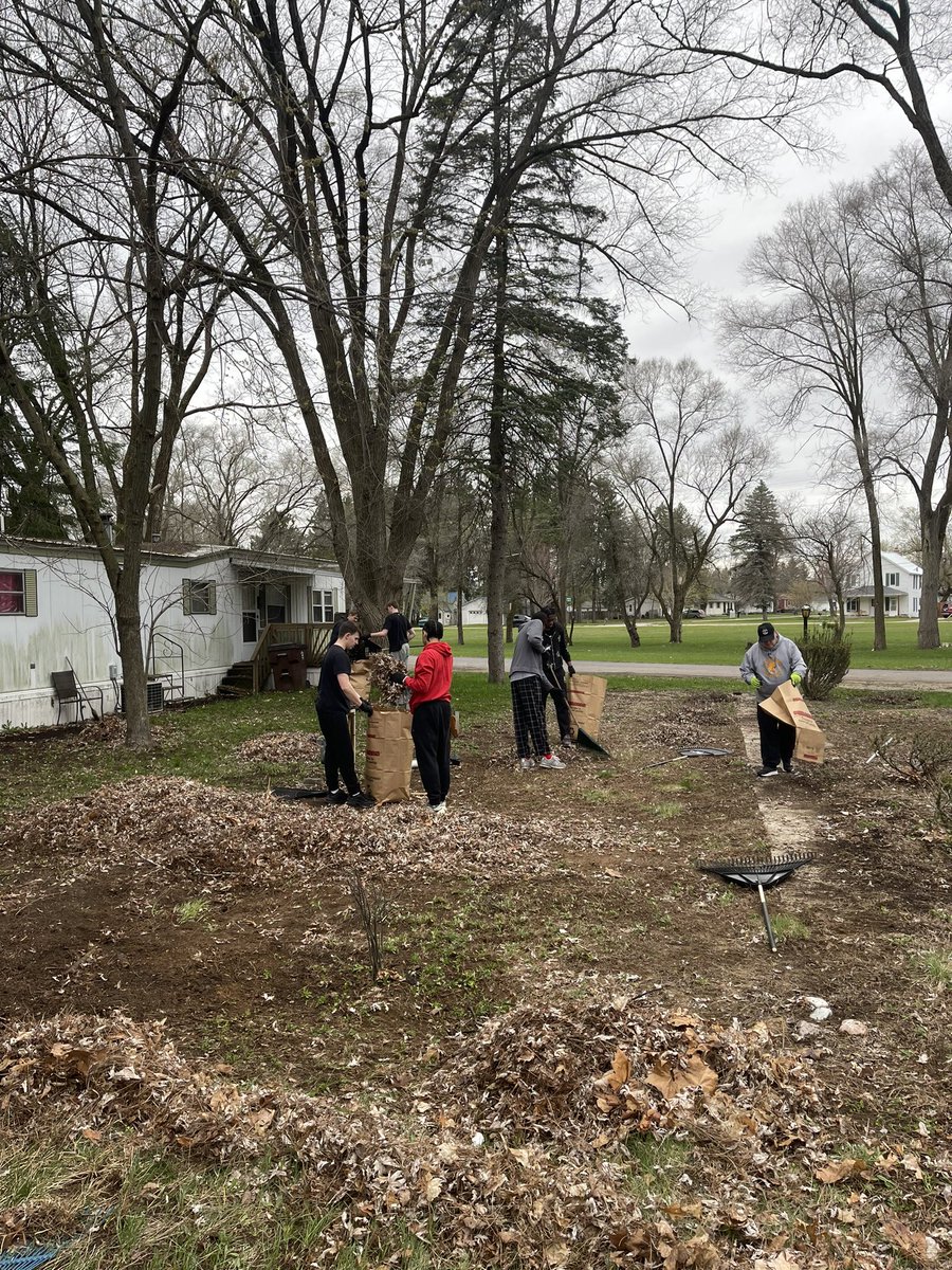 ferrisathletics's tweet photo. Outstanding! Our Elite Eight men's basketball team &amp; staff had 15 members put in a combined 30 hours of community service work today volunteering to help those in need cleaning up at the Big Rapids mobile home court! @FerrisMBBALL https://t.co/WSIu04JNKm