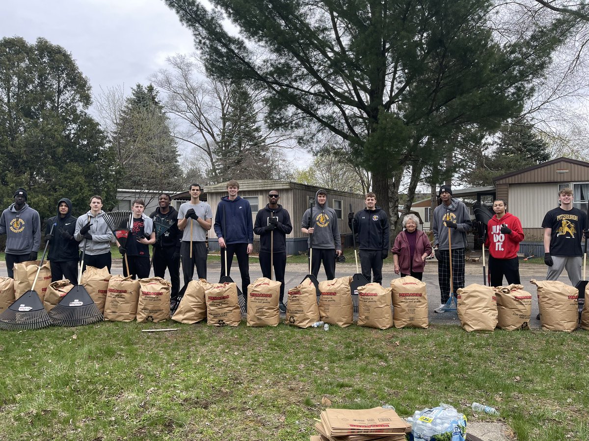 ferrisathletics's tweet photo. Outstanding! Our Elite Eight men's basketball team &amp; staff had 15 members put in a combined 30 hours of community service work today volunteering to help those in need cleaning up at the Big Rapids mobile home court! @FerrisMBBALL https://t.co/WSIu04JNKm