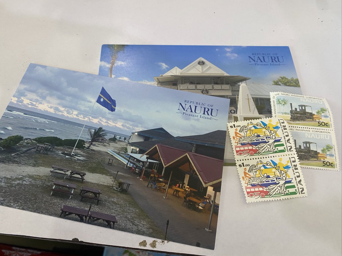 ナウルから日本へエアメールを出す。オリジナルの葉書も郵便局で売ってるが種類は多くない。一方切手は過去発行されたものが年代別にファイリングされており、好みの切手を自由に選べる。このスタイルは珍しい。葉書AUD3、日本までの切手AUD1.5。無事届くだろうか。#ナウルなう