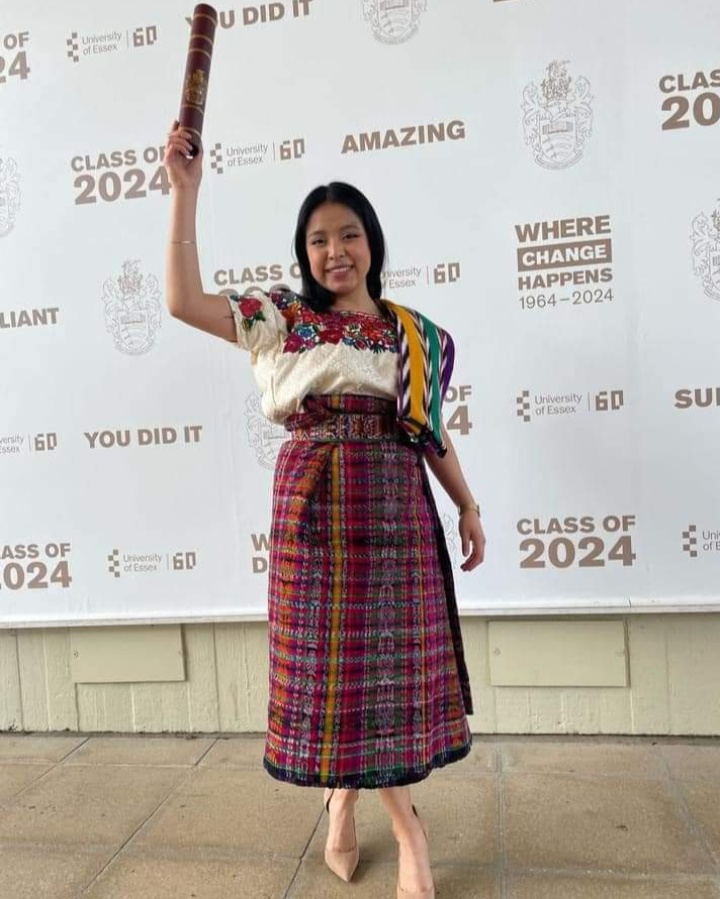 ORGULLO CHAPÍN 🥇🇬🇹
Julia Pérez obtuvo una maestría en Biología Molecular del Cáncer, en la Universidad de Essex en Londres, Inglaterra.  Este gran logro lo ha celebrado portando orgullosamente su traje típico.

#NuestroDiario, noticias como son.
📸: Iea Generación De Lideres