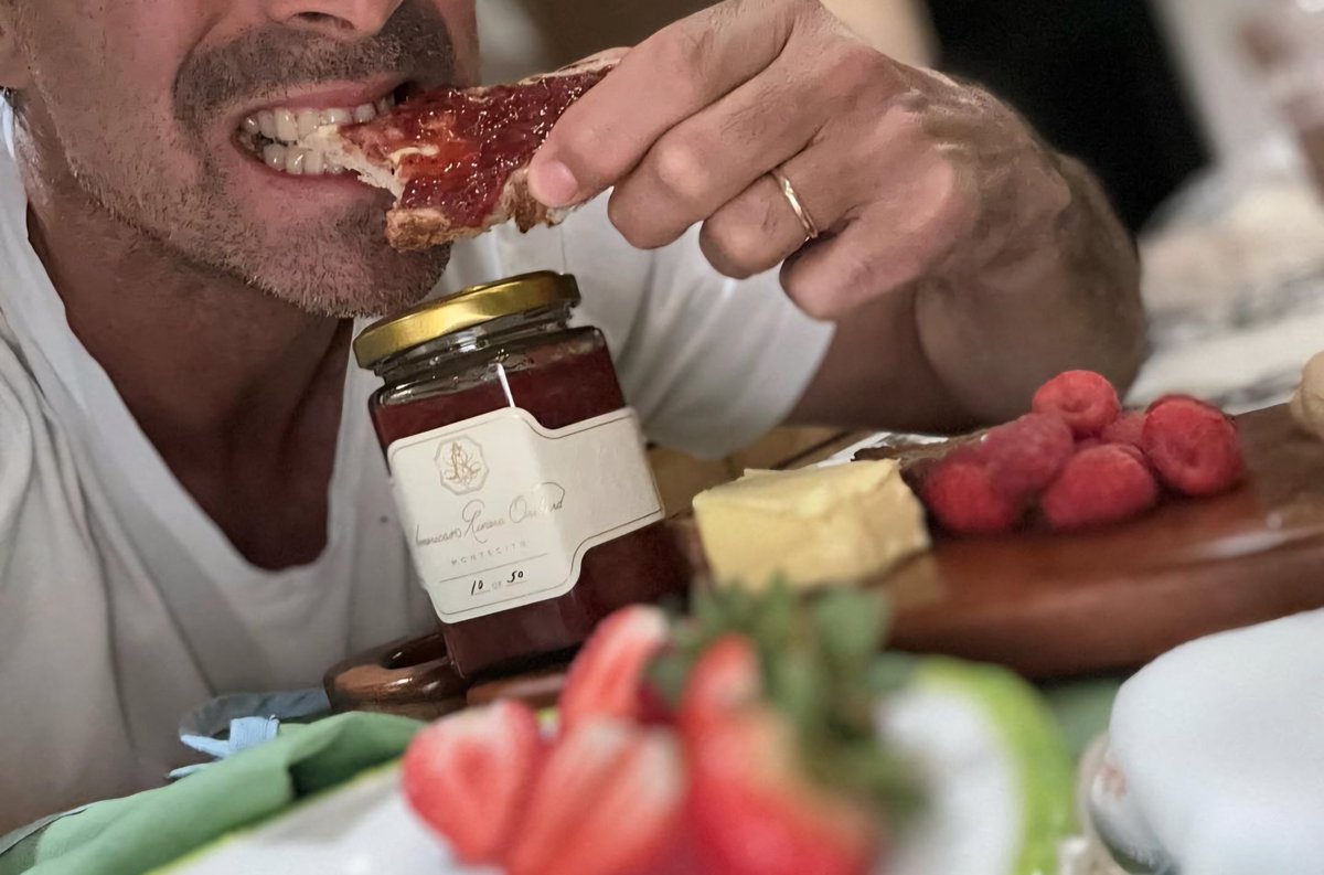 Not Nacho stealing his wife's strawberry 🍓 Jam! 😂 That's Duchess Meghan's brother-in-law!🤭 #AmericanRiveriaOrchard