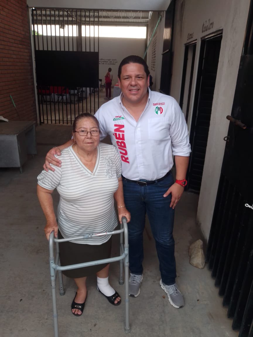 rubenzuarth's tweet photo. Don Tito Tovilla y mi amiga Helen del Refugio "kuquita" son referentes del priismo del #Parral y de la #Fraylesca, me dio gusto saludarlos, saben que somos equipo y siempre cuentan con su partido. #Revolucionari@s https://t.co/tYHFi9JFNR