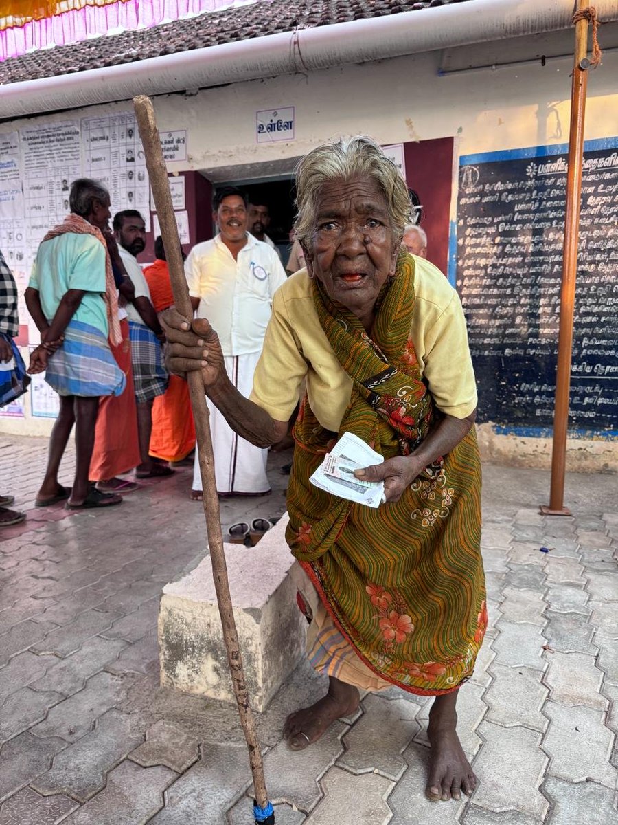 Polling underway for first phase of #LokSabhaElection2024 on 102 parliamentary seats. 102 year old Chinamma casts her vote in Dindigul, #TamilNadu. #PollsWithAkashvani #Election2024 #DeshKaParv #GeneralElections2024 @ECISVEEP @SpokespersonECI @TNelectionsCEO