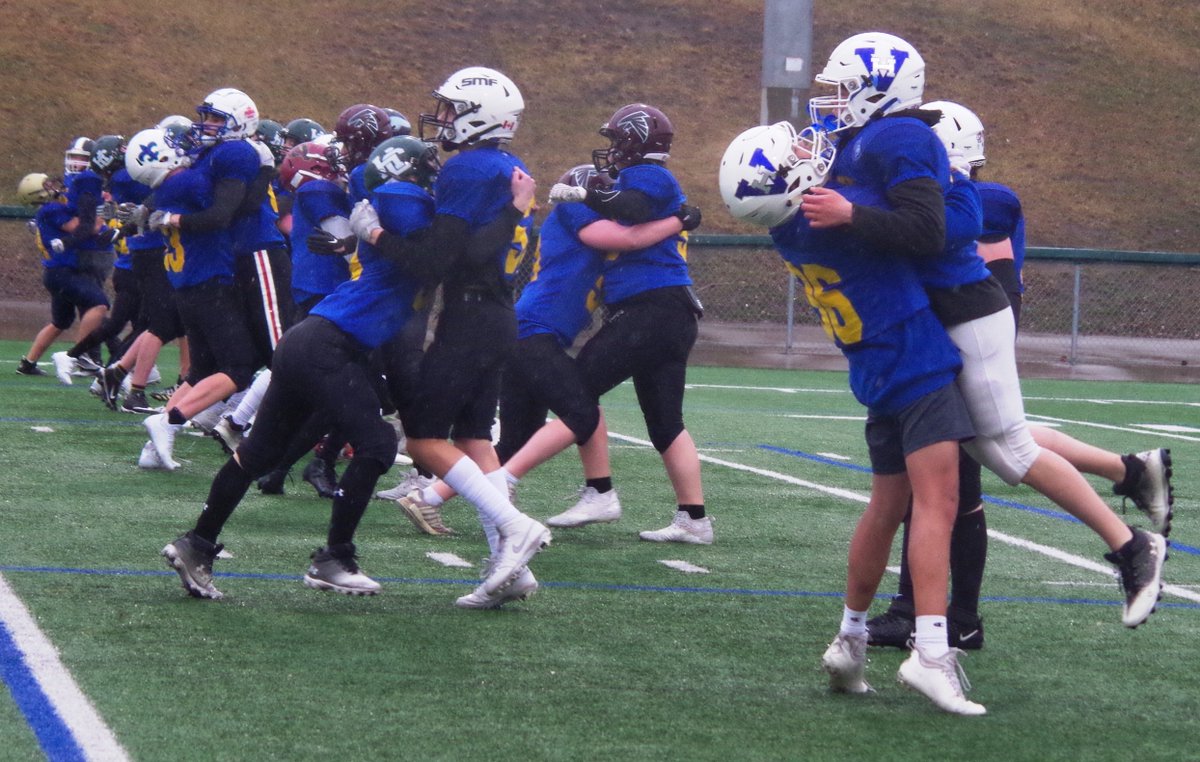 Before Saskatoon Minor Football Field was engulfed in snow, @SMF_2002 was holding an ID camp for its North Sask Academy in the under-16 age group. In these drills, players were working on and showing off tackling techniques. #GordieHoweSports. #PrideofHome. #Wearefamily. #Yxe.