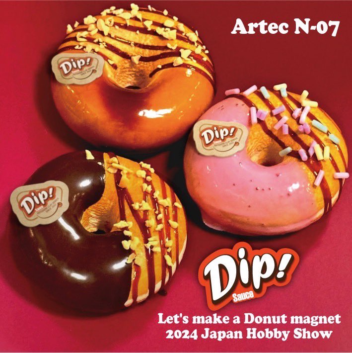 kisenerika's tweet photo. ホビーショーにいらっしゃる方へ
4/25からの日本ホビーショーで3日間「Dip!で作るドーナツマグネット」ワークショップを開催します

ディップもパイピングも両方体験でき
ディップソースの特長を存分に楽しめる
ワークショップとなっています
ちゃんと使えるネオジムマグネット🧲

★スケジュール
①10:00〜
②10:45～
③11:30～
④13:00～
⑤13:45～
⑥14:30～
⑦15:15〜
⑧16:00〜

各回30分　5席
サイズ:直径約５ｃｍ
価格:税込500円

★会場:東京ビッグサイト
　　西1ホール（総合ホビーゾーン）
　　N-07 アーテック

★ご予約方法:
　当日ブースにて時間指定チケットを
　販売致します
　お早目のお越しがおすすめです

ブースではディップソースで作った作品も
展示して皆様のお越しをお待ちしております

#ホビーショー #パティシエールクレイ　
#フェイクスイーツ #ドーナツ 
#本物そっくり