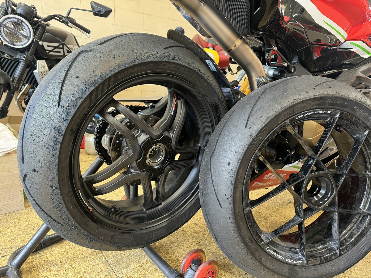 trentasette37_'s tweet image. グロスからマットへ仕様変更。
何もカッコいいなぁ…
#ROTOBOX
#BST
#mvagustaf4rc
#Trentasette37_ 
#トレンタセッテ37