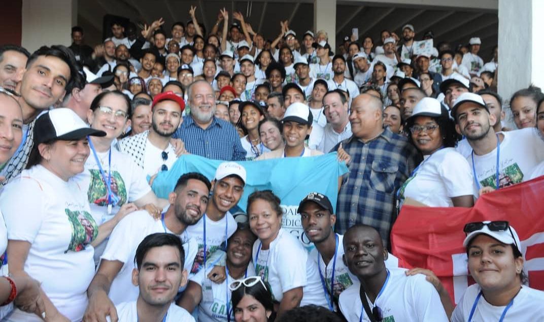 Acompañando a @MMarreroCruz volvimos a dialogar con los jóvenes que asisten al VIII Encuentro Nacional de estudiantes de Ciencias Médicas, quienes ratificaron su compromiso con defender la Revolución. El Primer Ministro aseguró que #Cuba cuenta con ellos para construir el futuro.