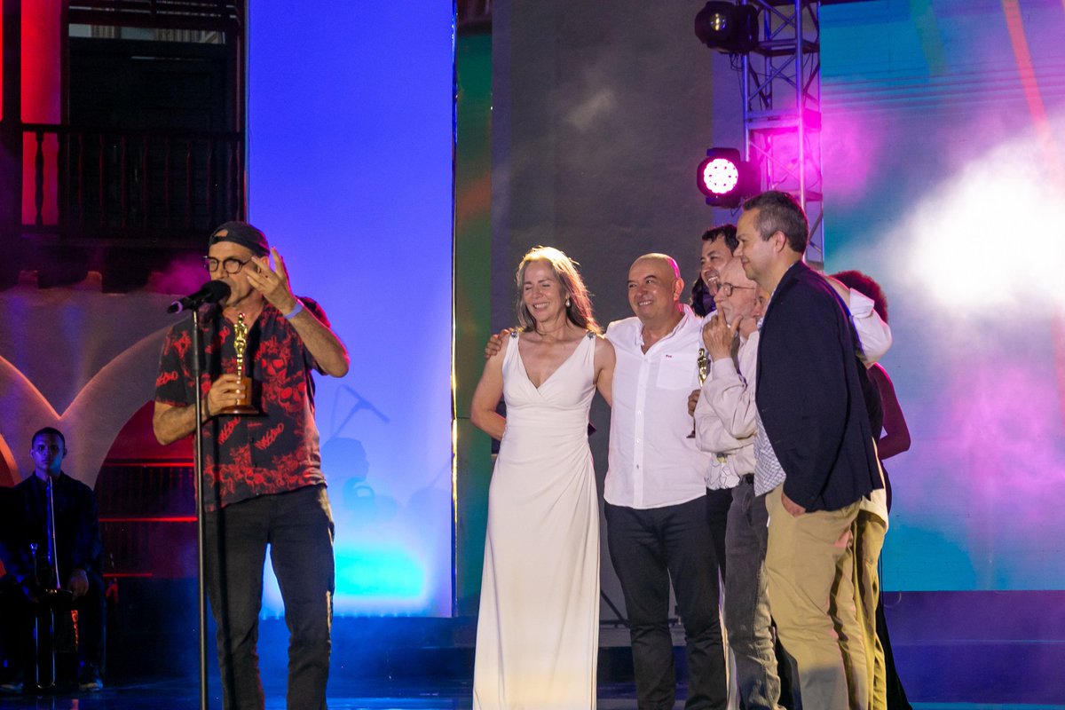 Ministerio_TIC's tweet image. ¡En los #PREMIOSINDIA2024 brilla el talento apoyado por el #GobiernoDelCambio! ‘Viejitos en Fuga’ de La Vecina Films, ganadores de la convocatoria #AbreCámara, reciben el galardón a Mejor Miniserie de Ficción. ¡Bravo 👏 !