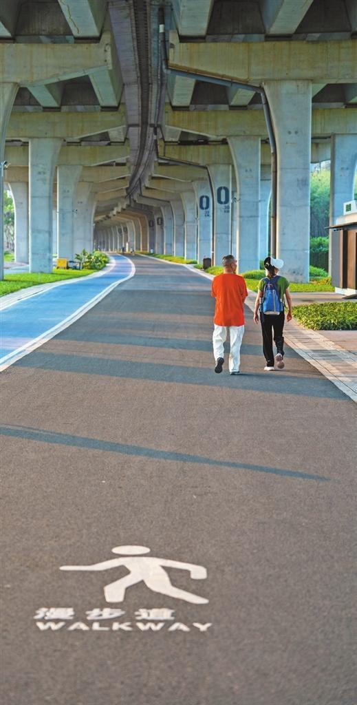 The 6-kilometer-long Qianhai Bay Section of the Shenzhen Mountain-Sea Vistas opened to the public recently. Looks beautiful! Connecting mountains to the Sea. By SZDaily ibit.ly/WHI5b

#park #shenzhen #china #publicparks #underthebridge #greenpath #cyclingtrack