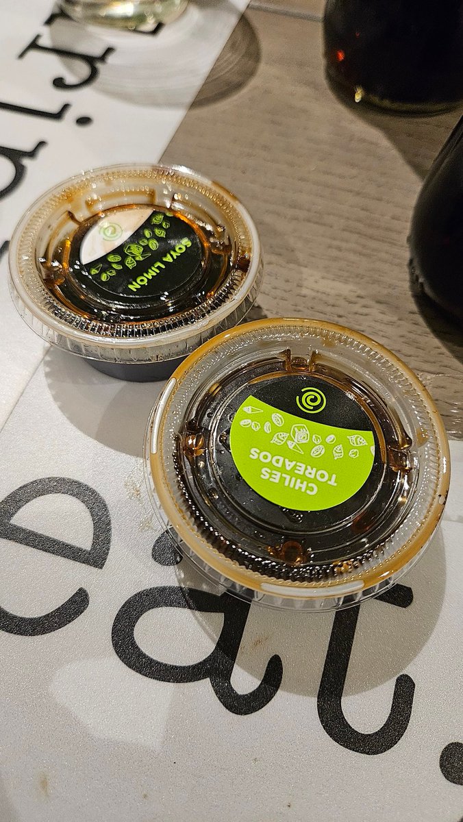 elsaabreu's tweet photo. @SushiRollmx que miserables! Si pides 2 rollos ¿Crees que alcanza con 1 botecito de soya y uno de chiles toreados qué pica horrible porque llevan en remojo días y días? ¿En serio no sale para mandar un bote por rollo? https://t.co/IW1Cq5xNfz