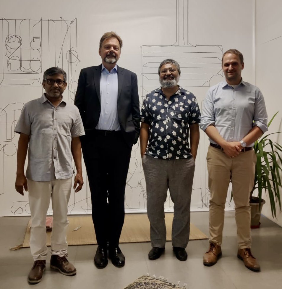 What happens if 4 eminent artists come together to turn a gallery into a living space for 15 days? I was able to find out today while visiting the fascinating Layout11 exhibition at Akar Prakar Art Gallery. Well done, LayoutCollective! I highly recommend a visit!