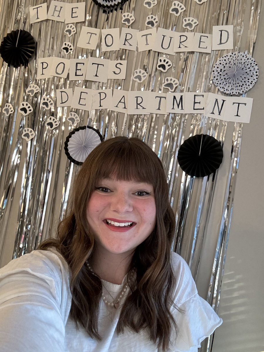 @taylornation13 THIS #TSTTPD MEMBER IS READY!!! 🤍🪶🐾 #TTPDBoardMeeting