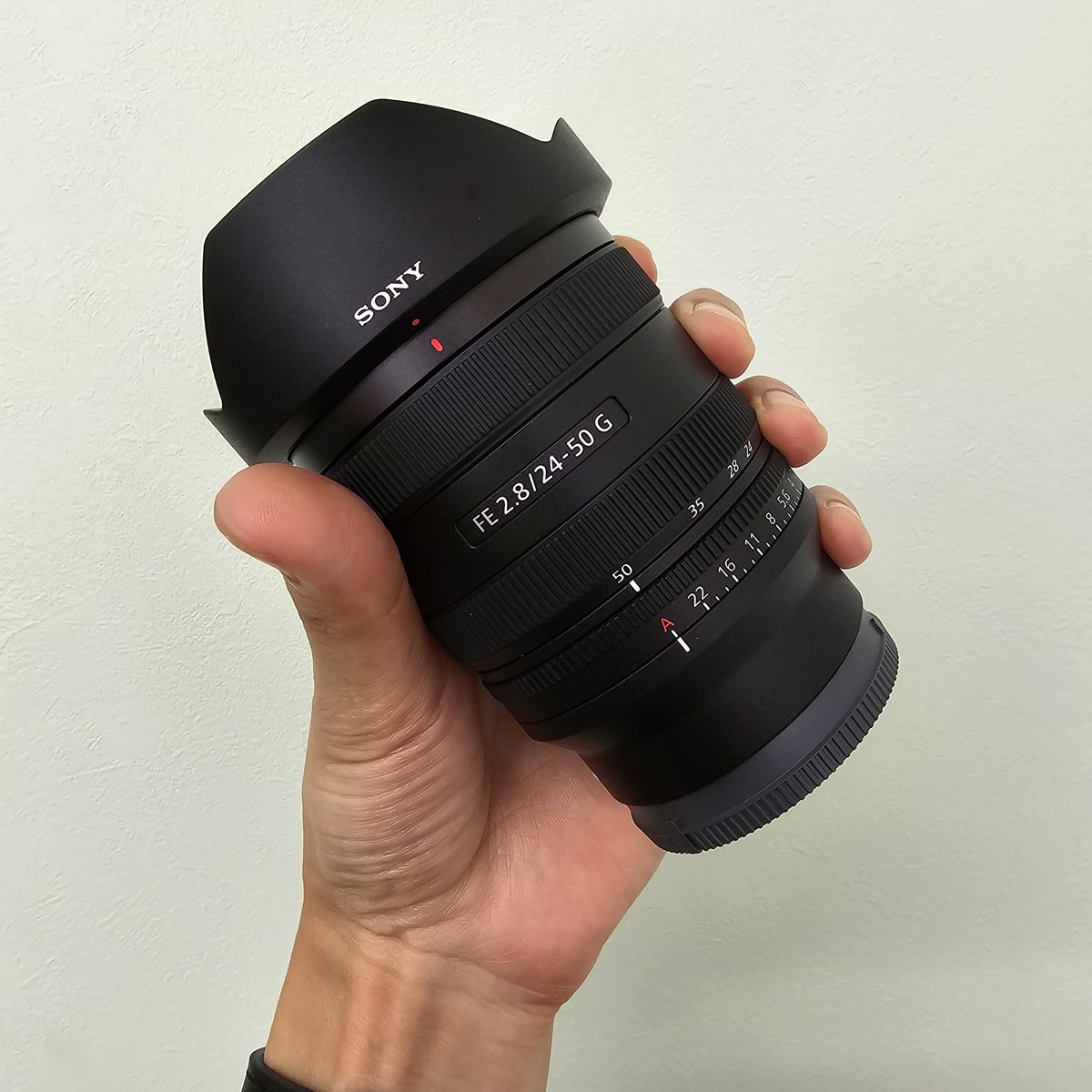 あと今日発売の『FE24-50mm F2.8 G SEL2450G』も入荷しました！

これキットレンズにしてくれんかな（無理） #Sony #SEL2450G