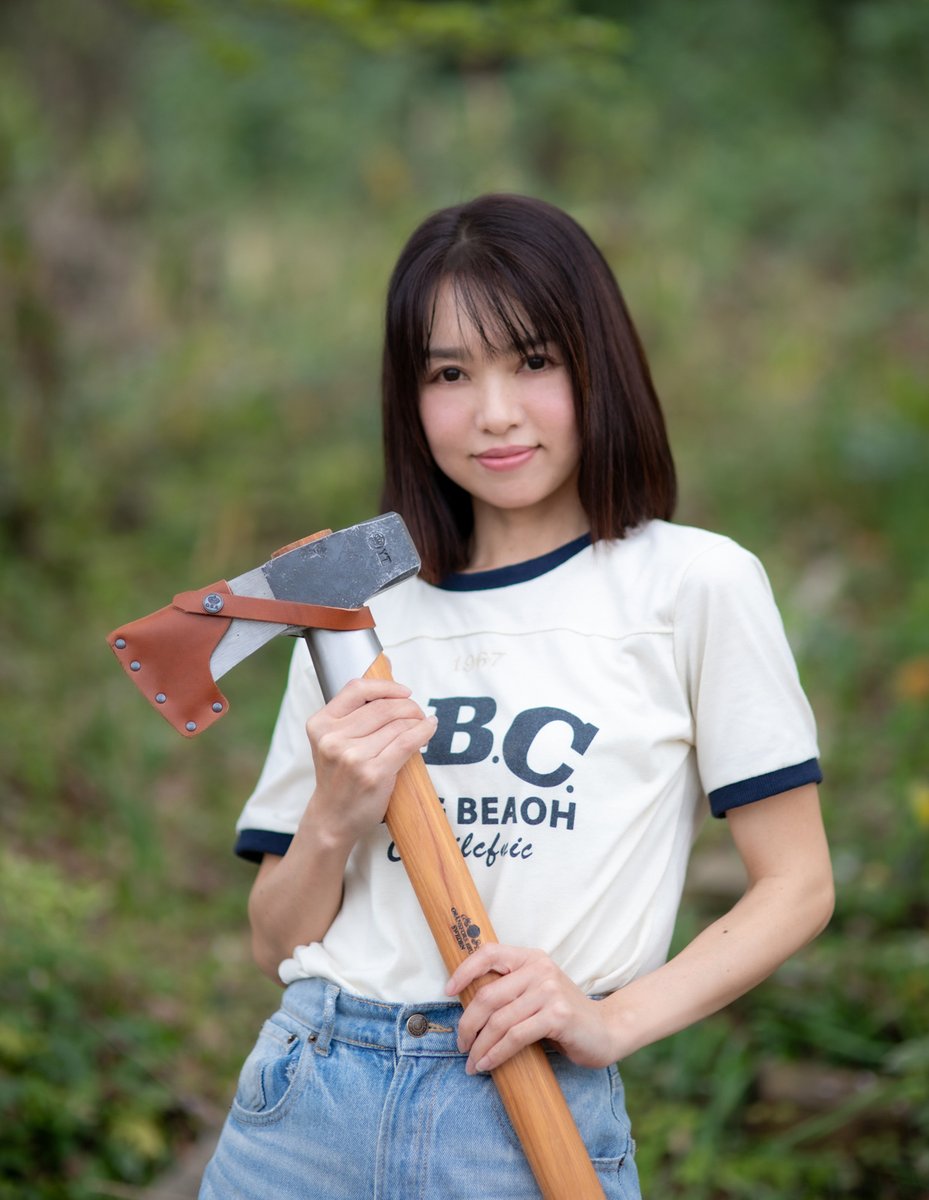 FiresideCompany's tweet photo. グレンスフォシュ・ファンミーティング1日目、今注目の薪割り女子が来場！ 
岐阜美少女図鑑ママモデルのsatokoさんが、薪割り鎚450をパワフルに操り、薪割りデモを行います。
27日（土）10:20〜、13:20〜
Instagram新アカウント @satoko__0090100
https://t.co/pxtfHrQu19 https://t.co/JxrFmZsvAw