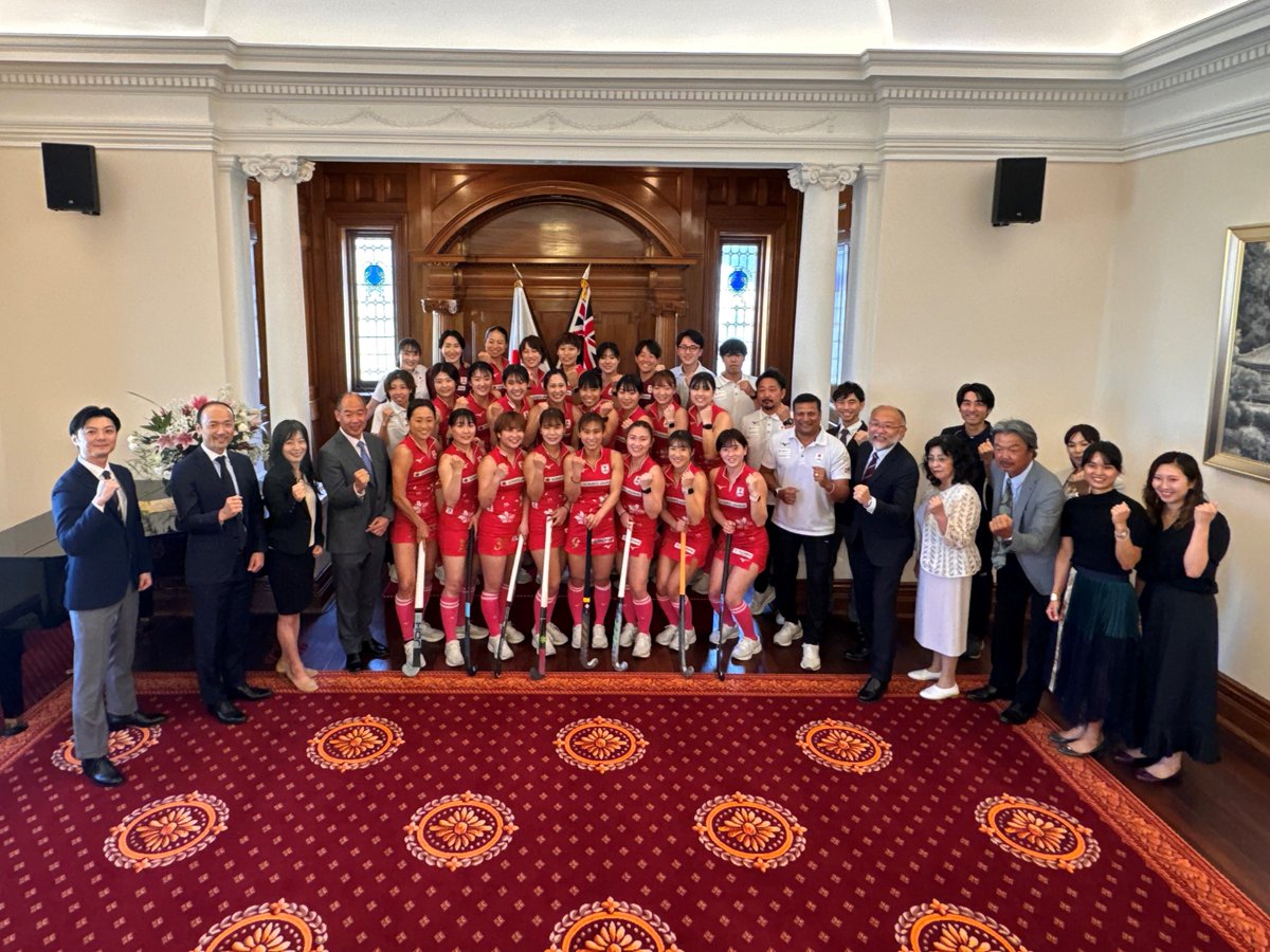 🌸 On Thursday April 18, 28 members from the Japan women’s national field #hockey team Sakura Japan made a call on Consul-General Naito and Mrs Naito, along with representatives from the Japanese Association and Japan Club of WA.