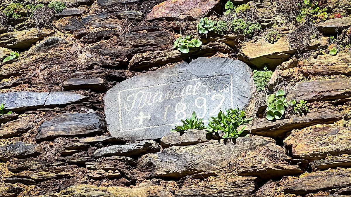marcobiols_'s tweet photo. Noms i dates de les bordes de Nibrós #PallarsSobirà @pnaltpirineu 

Sempre que vaig a pobles i bordes busco les pedres, habitualment a la façana principal, i imagino la quantitat d’històries i secrets que guarden aquestes parets ⏳

Us hi fixeu? https://t.co/P6qEPo5xTG