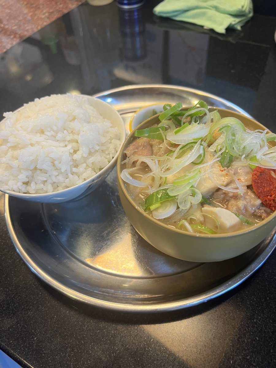 kimihito_f's tweet photo. 煮込みや左斜め上24°(横浜市青葉区)
定食
横浜に来たので約1年振りに。
もつ煮込みは飲み物
ってくらいにトロトロですんげぇうめぇ

僕以外はラーメン食べてた笑 https://t.co/12ZsvSXvRf