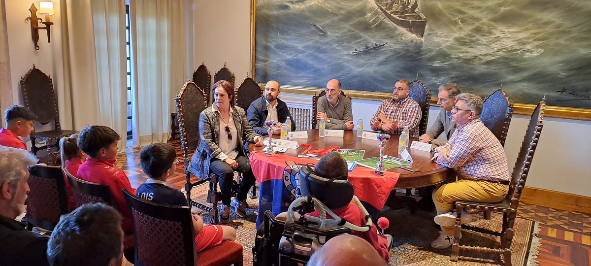 O alcalde de Baiona, Jesús Vazquez Almuiña, estivo onte presente na presentación do 𝐕 𝐓𝐨𝐫𝐧𝐞𝐨 𝐈𝐧𝐭𝐞𝐠𝐫𝐚 𝐄𝐫𝐢𝐳𝐚𝐧𝐚 𝐂.𝐅. 📆⚽ O torneo disputarase a tarde do sábado 20 de Abril 🗺️ Durante a mañá do Domingo 21 realizaranse distintas actividades pola vila. #Baiona