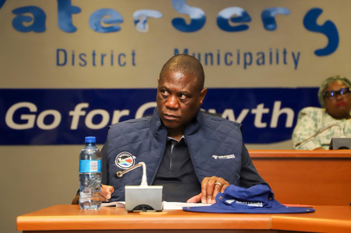 Deputy President @PMashatile receives a briefing at the Waterberg District Municipality ahead of the Launch of the SA Connect Phase II Project taking place at Modimolle, Limpopo Province. #SAC2