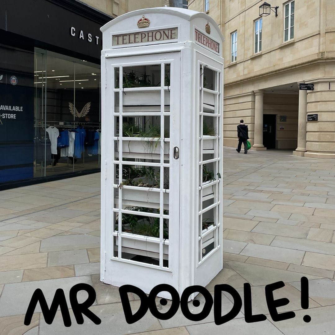 Mr Doodle will be doodling this iconic phonebox @SouthGate_Bath at 2pm this afternoon - come and see him live in action! 🗺️ SouthGate Bath (outside Zara), BA1 1AQ #mrdoodle #museummayhem #visitbath