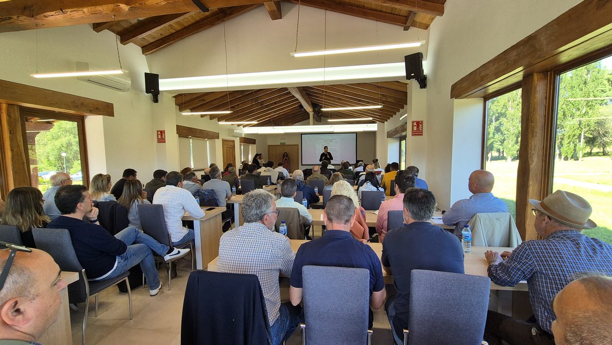 huerta_digital's tweet photo. Magnífica convocatoria en esta #JornadaHigo de @VeraAranueloHub 👏
➡ Con la sala llena comienza esta jornada técnica sobre el cultivo de la higuera y su potencial en la zona. Es el ente convocatoria para celebrar el I Aniversario de #LVCA
ℹ️ https://t.co/ehOdh8tA6Q https://t.co/YpBFy7SGMt