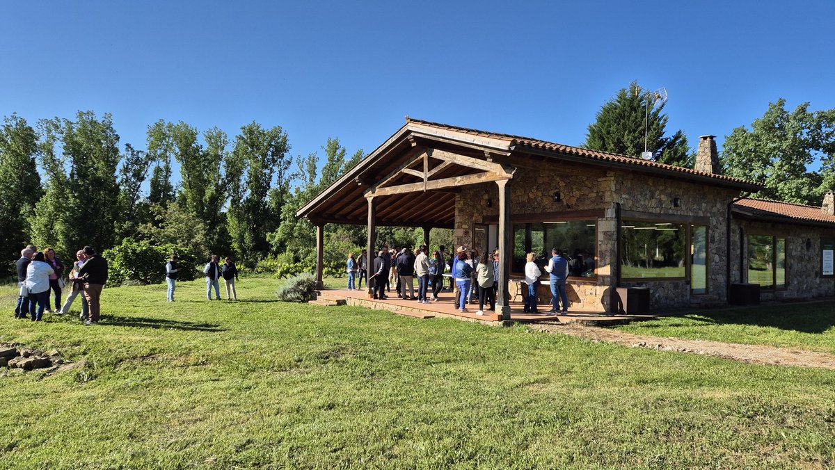 huerta_digital's tweet photo. Magnífica convocatoria en esta #JornadaHigo de @VeraAranueloHub 👏
➡ Con la sala llena comienza esta jornada técnica sobre el cultivo de la higuera y su potencial en la zona. Es el ente convocatoria para celebrar el I Aniversario de #LVCA
ℹ️ https://t.co/ehOdh8tA6Q https://t.co/YpBFy7SGMt