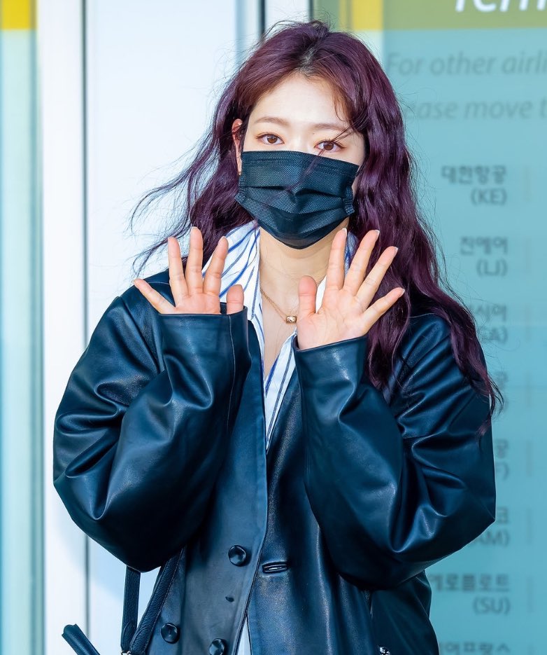 I’M IN LOVE WITH HER HAIR OMG. ALSO THE OUTFIT??😍😍😍

#ParkShinHye #박신혜