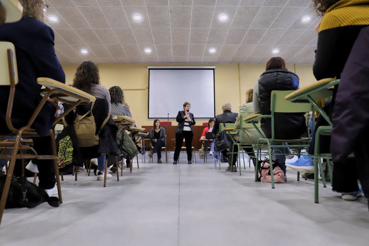 educaciocat's tweet photo. La consellera @AnnaSimo visita avui l'Alt Penedès i el Garraf. 

En primer lloc, s'ha desplaçat a l'@Ins_Eugeni de Vilafranca del Penedès, on s'ha reunit amb les direccions dels centres de la comarca. https://t.co/IFqtXhc06C