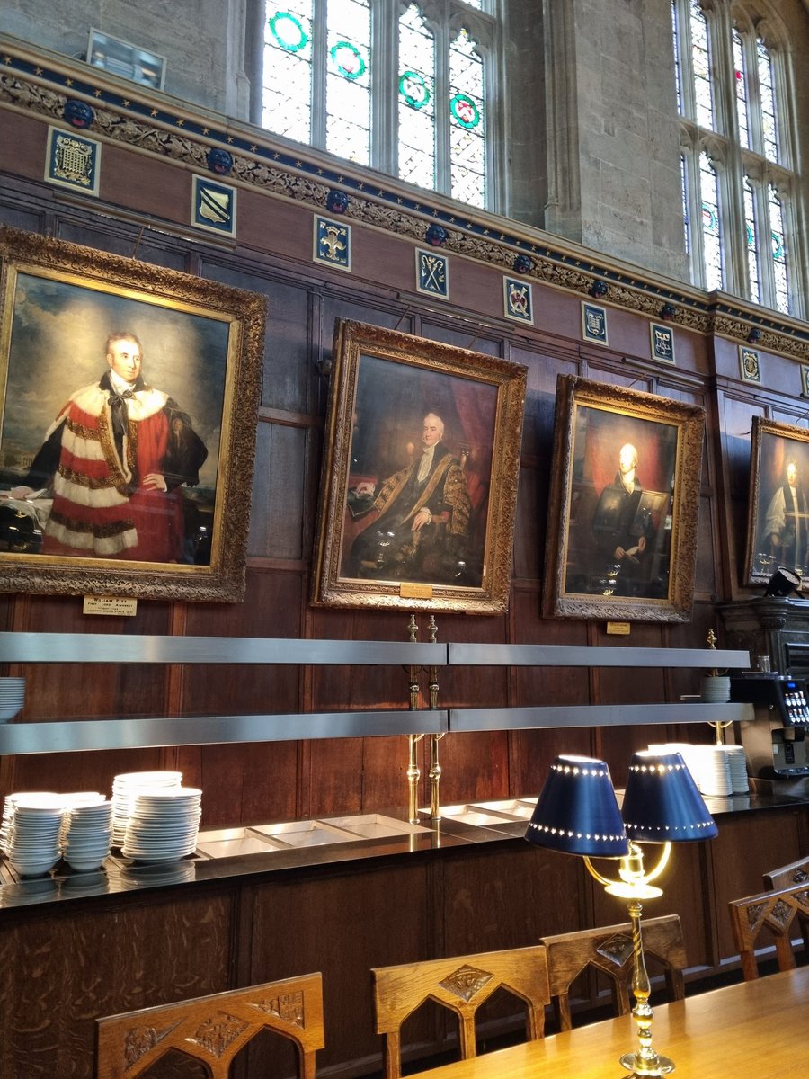 @paradigmakritis Trus ada foto ken arok di salah satu Collegenya Oxford jadi scholar dari Indonesia