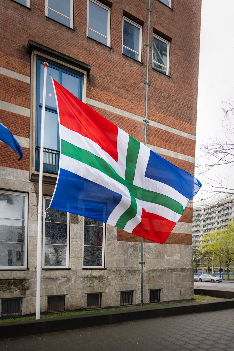 Zojuist hebben we bij ons ministerie de Groninger vlag gehesen. Hiermee staan we stil bij het feit dat vandaag na ruim 60 jaar gaswinning het Groningenveld definitief sluit.