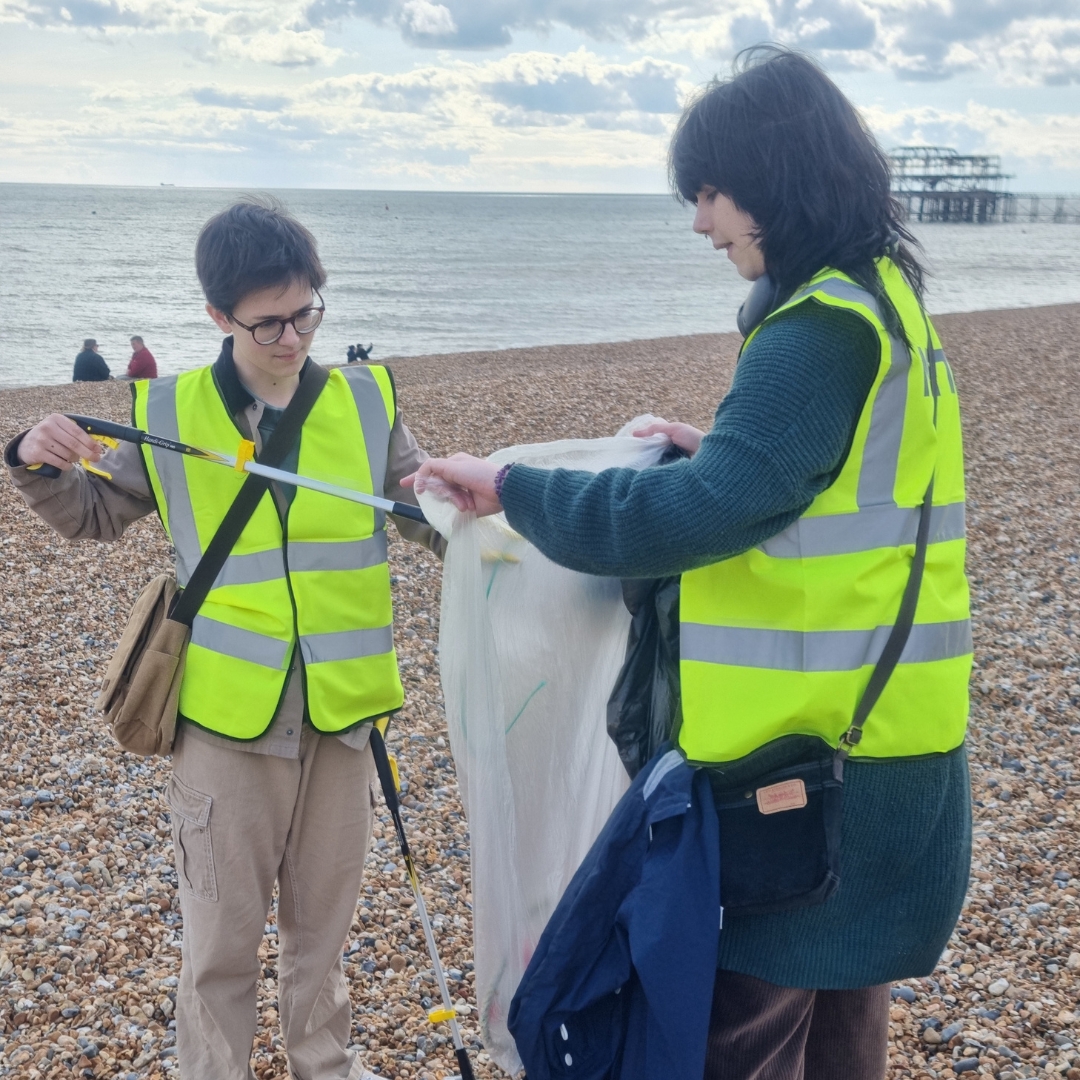 🗑️ Yesterday members of our Student Union came out in full force to help clean up Brighton Beach . This is all part of the Student Union and College’s key focus on the environment and sustainability 🌎 . Thanks to all involved! ❤️ #MadeatBrightonMET #sustainable #greenerfuture