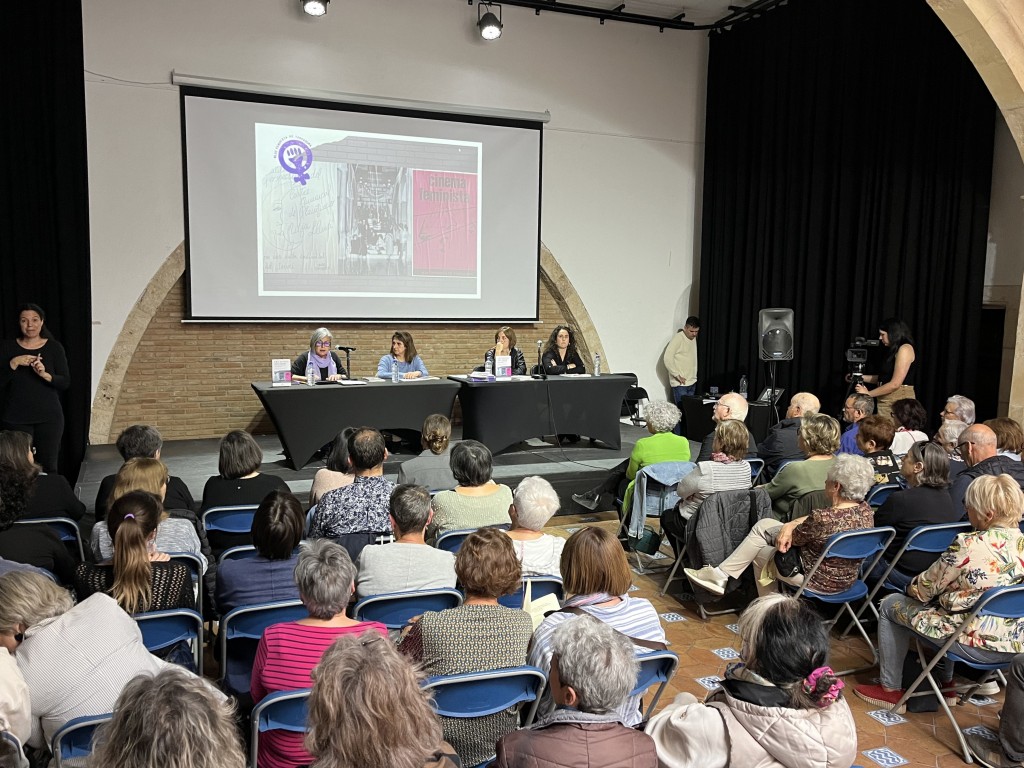 🟣El llibre 'Les dones decidim' és una obra col·lectiva de cinc dones vinculades a la #URV que recupera la memòria del feminisme a Tarragona en els últims anys del segle XX, i descobreix la seva contribució en la construcció de la societat de la ciutat.

👉diaridigital.urv.cat/el-llibre-les-…