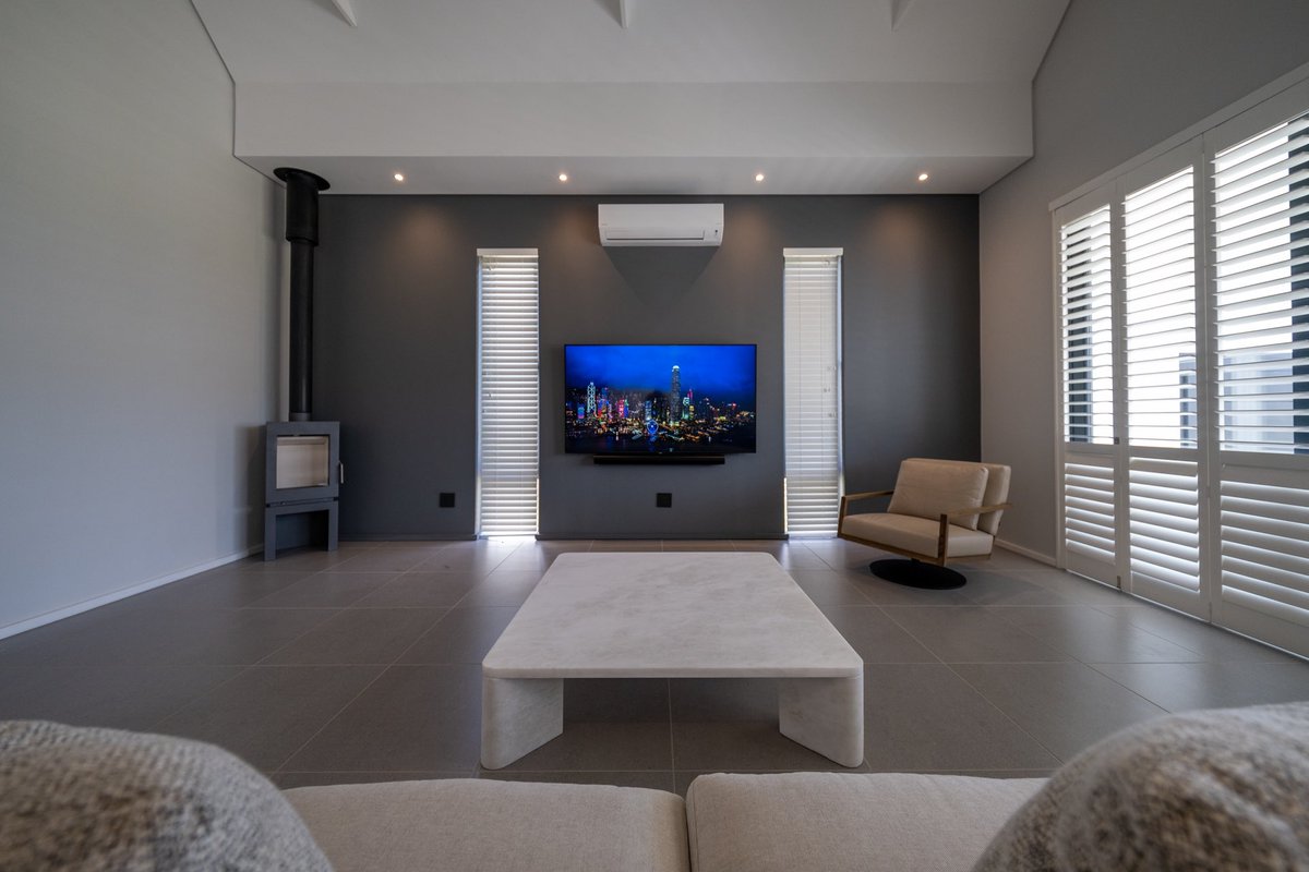 MirrorEdgeNet's tweet photo. The main lounge features a Sonos ARC soundbar and Sonos One SL speakers as surrounds. The TV is installed onto a Vogels Pull and Turn TV wall mount bracket for ease of use. https://t.co/ASrmjogucA